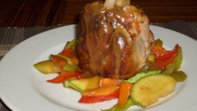 Свински джолан със зеленчуци