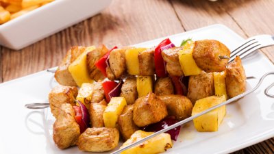 Хавайски пилешки шишчета с ананас