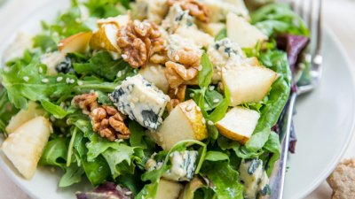 Салата с рукола, круши и синьо сирене