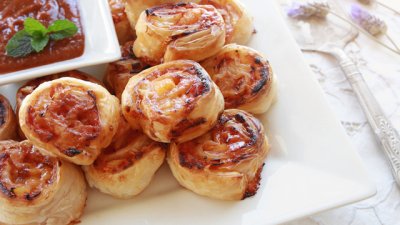 Хапки с бутертесто, бекон и кашкавал 