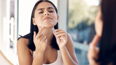 Защо се появяват черни косми по лицето и брадичката 