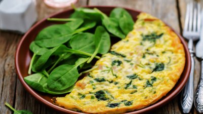 Омлет с бейби спанак, пармезан и индийско орехче 