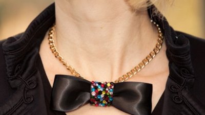 Красиво колие с панделка и кристали