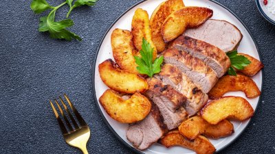 Свински котлети с шалот и ябълки