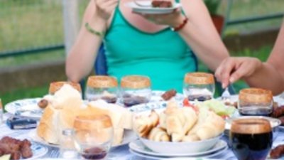 Женският мустак е заради прекаляване със сладкиши