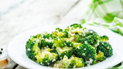 Запечени броколи с лимонов сок и чесън