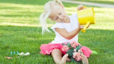 Как да помогнем на детето да свикне да си играе само?