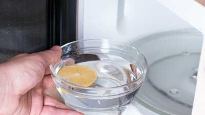 Как да изчистите микровълновата за нула време?