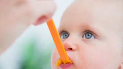 Готово ли е бебето за захранване?