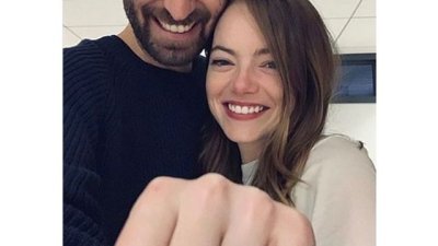 Ема Стоун се сгоди за приятеля си Дейв Маккари 