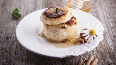 Печени ябълки с орехи и стафиди