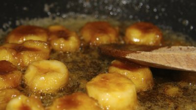 Банани с карамелен маслен сос