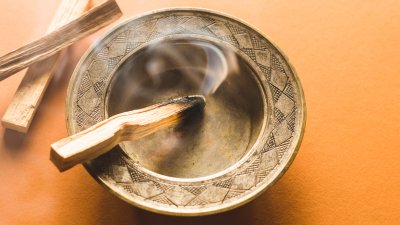 Пало санто – срещу негативна енергия и за уют в дома