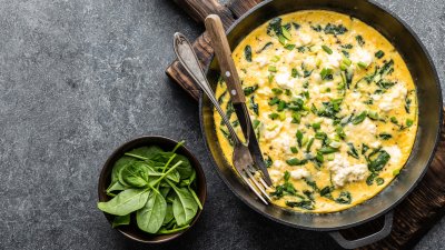 Бързи яйца и спанак със сирене на тиган