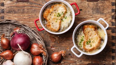 Френска лучена супа с 3 вида сирене