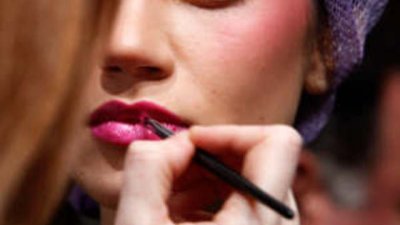 Край на мазната кожа през лятото!