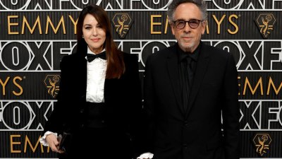 Моника Белучи и Тим Бъртън покориха червения килим на наградите „Еми“