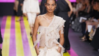 Ефирни материи, деним и дантела от Dior за пролет-лято 2024