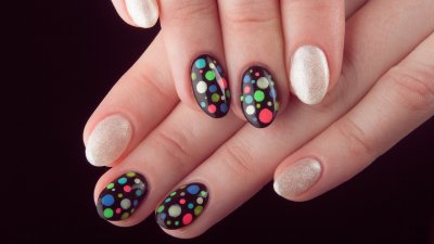 Точки и сърца в маникюра