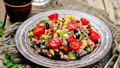 Салата с киноа, царевица и авокадо