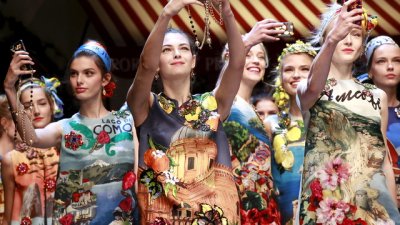 Посветиха на Италия разкошна модна колекция (галерия)