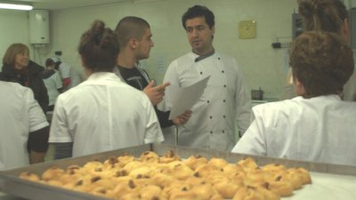 Кулинарен рекордьор прави коледни сладки за благотворителност