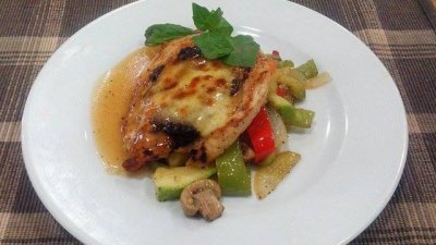 Пилешко с маслинова паста и зеленчуци