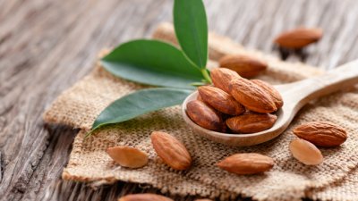 До какво води ежедневната консумация на бадеми? 