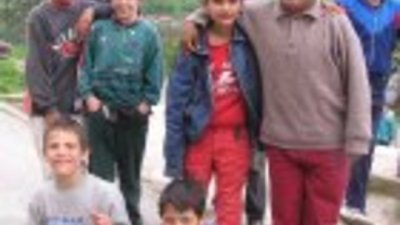 Деца с усмивка, но без родители