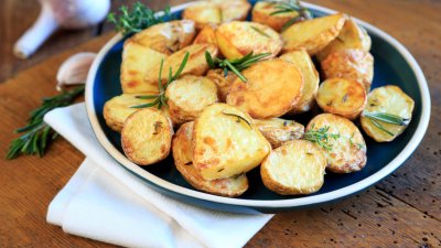 Печени картофи с лимон и розмарин по гръцки