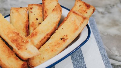 Хлебни пръчици с масло и подправки 