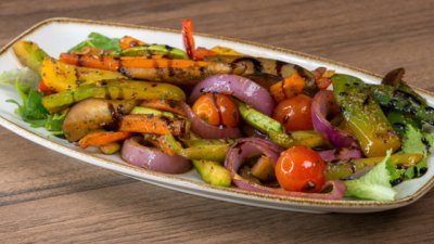 Топла салата с патладжан, тиквички и чушки