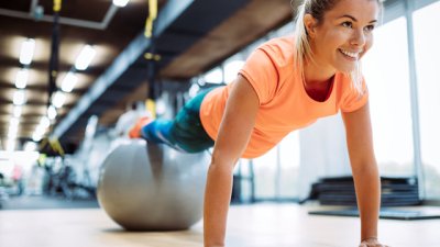 Защо е полезно да правите лицеви опори с топка за стабилност?