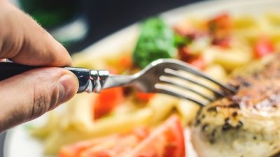 Пилешки гърди с моцарела и чери домати