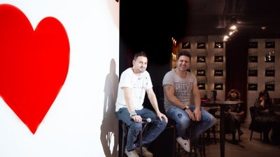 Асен Блатечки за децата си: Обичам да се гушкаме и целуваме непрекъснато