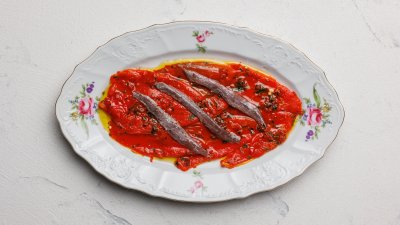 Ароматна есенна салата с печени чушки и аншоа