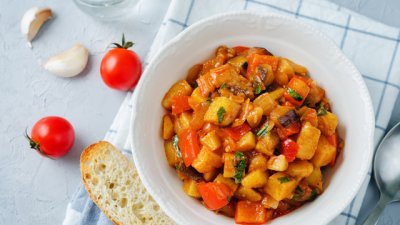 Постен гювеч с червен боб