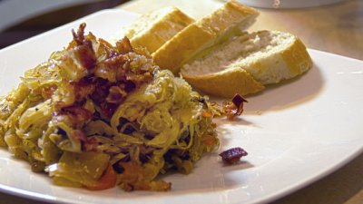 Пържено зеле с бекон, лук и гъби