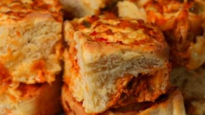 Руло с пилешко месо и кисели краставички