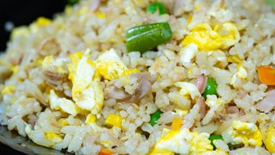 Пилешко с ориз и яйце на тиган