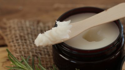 Домашен балсам за тяло и устни с масло от жожоба