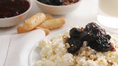 Извара с орехи и сини сливи