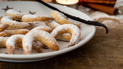 Коледни маслени бисквити с лешници и ванилия 