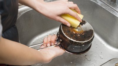 Хитър трик за почистване на тиган с незалепващо покритие 