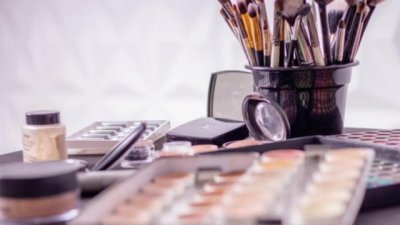 5 тренда в грима от 90-те, които се завръщат през 2019