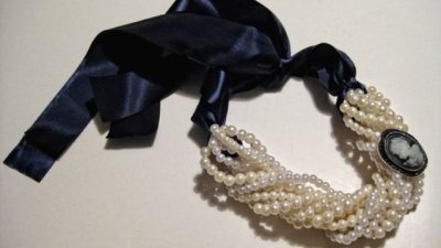 Перлен гердан със сатен и брошки