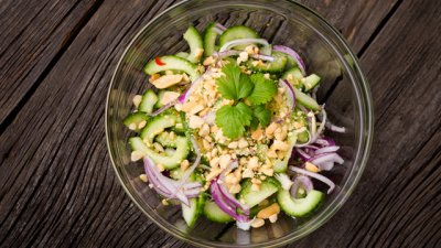 Тайландска салата с краставици и фъстъци