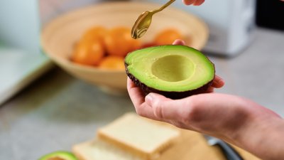 Лесен и бърз трик за узряване на авокадо 