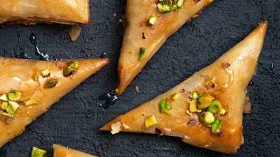 Сирене фета завито във фини кори с подправки