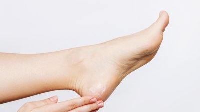 Бърз трик с оцет срещу напукани пети